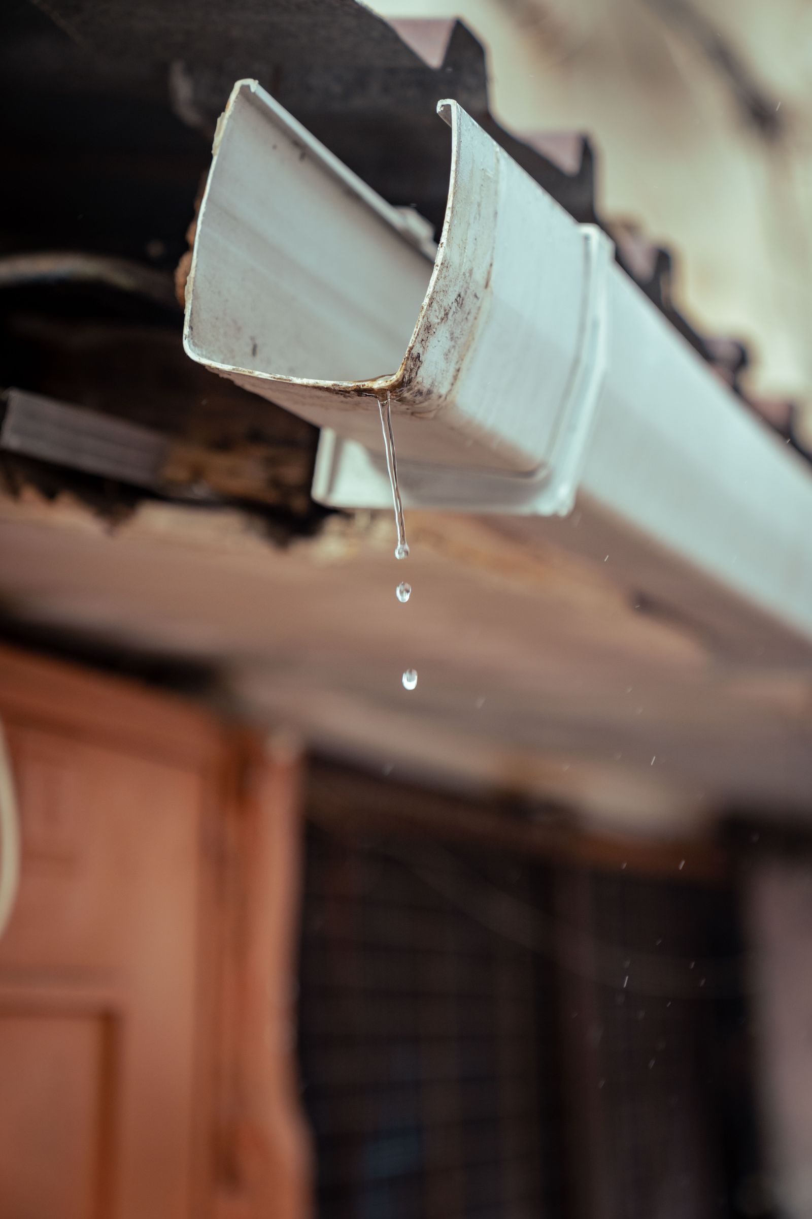 Gouttière en zinc évacuant l'eau de pluie